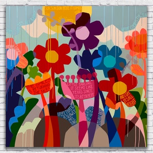 Puede incluir: Una pintura abstracta colorida con un tema caprichoso. La pintura presenta grandes flores estilizadas en tonos de rojo, rosa, morado, azul y amarillo. Las flores est&aacute;n rodeadas de texto que dice "Here comes the sun" y "The smiles are returning to the faces".