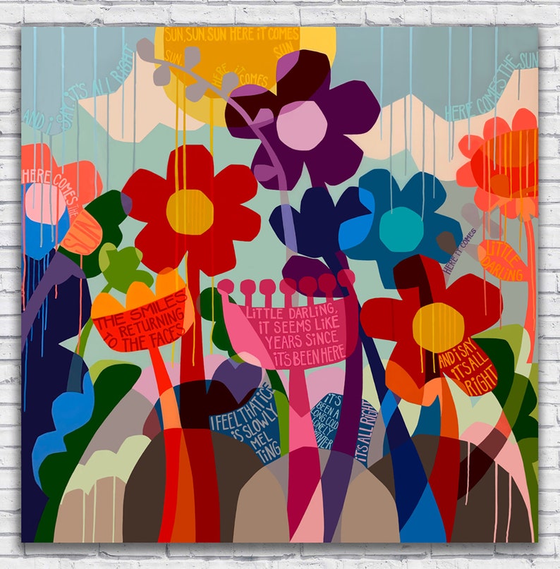 Puede incluir: Una pintura abstracta colorida con un tema caprichoso. La pintura presenta grandes flores estilizadas en tonos de rojo, rosa, morado, azul y amarillo. Las flores est&aacute;n rodeadas de texto que dice "Here comes the sun" y "The smiles are returning to the faces".
