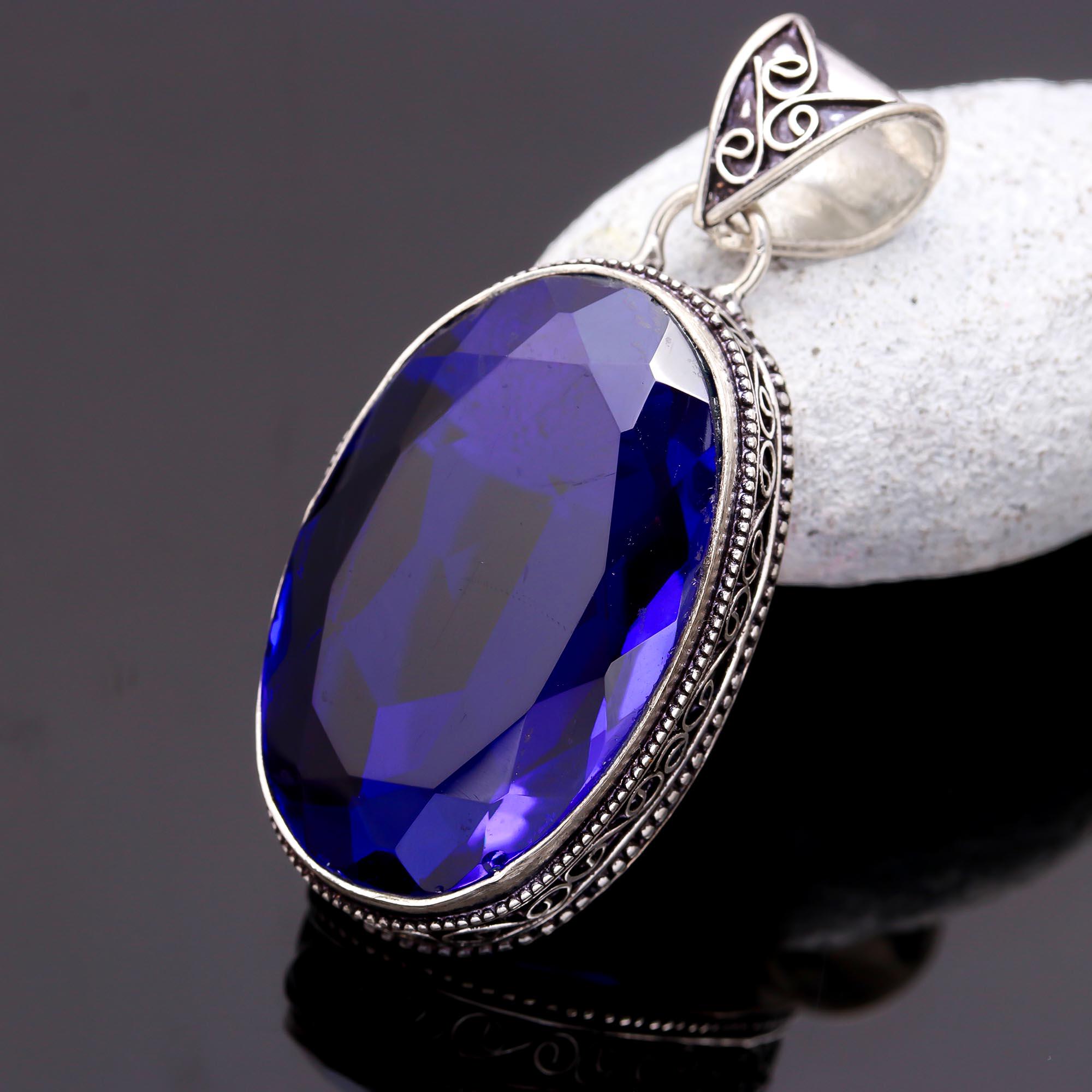 Pendentif En Tanzanite Bleue Synthétique Taille Trillion - 78,15 Carats, Dimensions 27,5x27x19,25 Mm