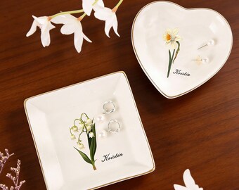 Plato de joyería con flor de nacimiento personalizado, bandeja de cerámica para anillos con nombre personalizado en forma de corazón, soporte para anillos con diseño floral, regalo de cumpleaños para mamá, abuela o amiga.