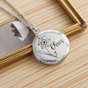 Personalized Birth Flower Locket Necklace，Engraving Flower Photo Locket，Wedding Gift for Bridesmaid，Personalized Jewelry Gifts