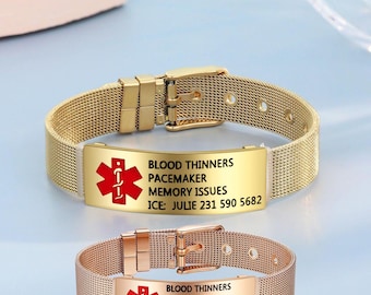 Puede incluir: Dos pulseras de alerta médica con correas de malla y placas metálicas rectangulares. La pulsera superior es de tono dorado y la inferior de tono oro rosa. Ambas presentan un símbolo médico rojo y texto negro: BLOOD THINNERS, PACEMAKER, MEMORY ISSUES, ICE: JULIE 231 590 5682.
