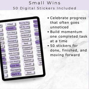 Può includere: Uno schermo di tablet che mostra una collezione di 50 adesivi digitali chiamati Small Wins. Gli adesivi presentano testi come Finish, First Step e Sent in viola e bianco. Il testo a destra evidenzia la celebrazione dei progressi.