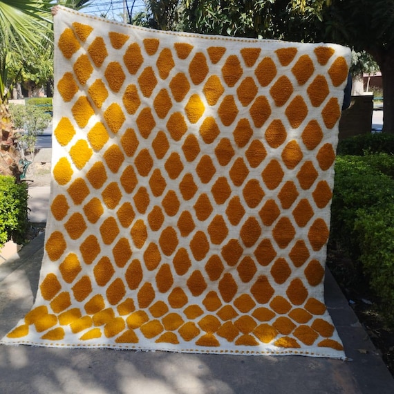 幾何学模様　モロッコ　ウールラグ オレンジ系 手織りモロッコウールラグ：オレンジと白の幾何学模様 - Etsy 日本