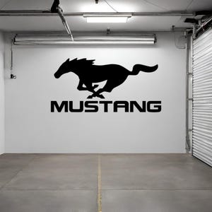 Ford Mustang Garage Sign (120cm) – Classic Muscle Car Wall Decor, Pony Car Man Cave Art, Gift for Mustang Lovers