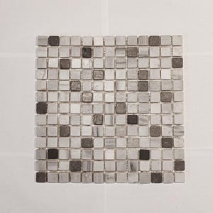 Op de afbeelding: Vierkante mozaïektegel met kleine vierkante tegels in grijstinten, wit en zwart. Het mozaïek bestaat uit talrijke afzonderlijke tegels, waardoor een textuur ontstaat. De tegels zijn in een raster gerangschikt.