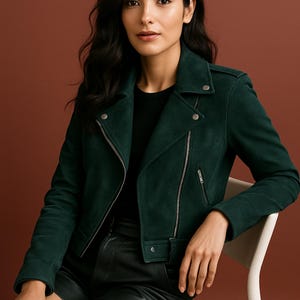 Chaqueta de motorista de ante verde oscuro para mujer con detalles plateados.