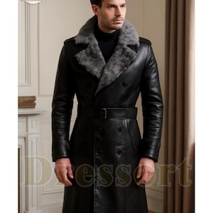 Könnte beinhalten: Ein schwarzer Ledermantel mit grauem Pelzkragen und Taillengürtel. Der Mantel hat ein doppelreihiges Design und ist knielang. Der Markenname "Dressort" ist sichtbar.