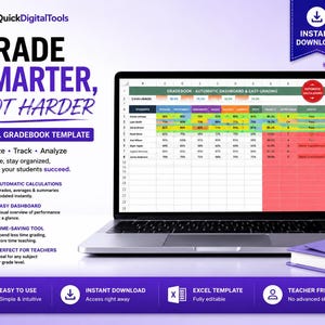 Può includere: Un laptop mostra un modello di registro elettronico Excel con la scritta "GRADE SMARTER, NOT HARDER". Lo schermo mostra un foglio di calcolo con i voti degli studenti. Sono visibili anche una penna viola, un libro e un vaso con lavanda.