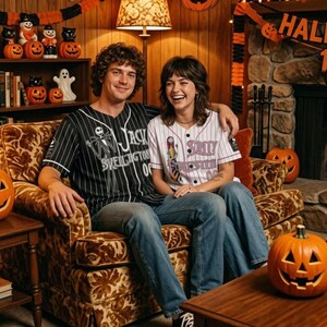 Maglia da baseball personalizzata per l'anniversario di Sally e Jack, regalo di nozze gotico per la coppia, abbigliamento da collezione per gli amanti dei film horror, maglietta spettrale per una serata romantica.