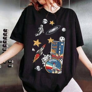 Koszulka z grafiką NASA Fly Me To The Moon, koszulka z haftem astronauty Artemis II z lądowaniem na Księżycu, koszulka z rakietą do misji księżycowej, prezent dla miłośnika astronomii