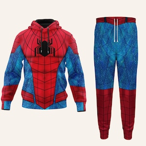 K&ouml;nnte beinhalten: Ein rotes und blaues Spider-Man-Hoodie- und Jogginghosen-Set. Der Hoodie hat ein schwarzes Spinnenemblem und ein Netzdesign. Die Jogginghose ist blau mit einem Netzmuster und roten B&uuml;ndchen. Das Set ist im Stil des Spider-Man-Kost&uuml;ms gehalten.