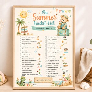 Könnte beinhalten: Ein rechteckiges Poster mit dem Titel My Summer Bucket-List und einer Checkliste für Aktivitäten. Das Design zeigt einen Cartoon-Bären, eine Sonne, eine Palme und Strandelemente. Unten fragt ein Feld, wie viele Abenteuer man diesen Sommer erlebt.