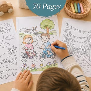 Könnte beinhalten: Malbuch mit 70 Seiten, mit Strichzeichnungen eines Heißluftballons, einer Stadtszene und Kindern auf Fahrrädern. Ein Kind malt eine Fahrradszene mit einem blauen Buntstift aus. Buntstifte und ein Holzauto sind ebenfalls zu sehen.