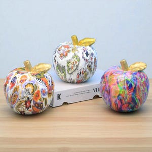 Colorful Apple Resin Ornaments, Modern Fruit Decor for Home, Living Room Desktop Sculpture, Gift Souvenir Wine Rack Accessory