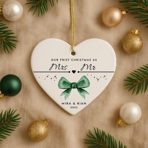 Primeiro enfeite de Natal para recém-casados, decoração de coração para presente de casamento, enfeite de cerâmica personalizado com design de laço, presente de Natal personalizado