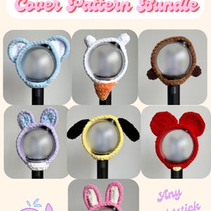 Könnte beinhalten: Eine Sammlung von Häkel-Lightstick-Hüllen in verschiedenen Tierdesigns, darunter ein Bär, ein Hase und eine Maus. Die Hüllen sind in Pastellfarben gehalten und tragen den Text "Lightstick Crochet Cover Pattern Bundle" und "Any Lightstick Vers.!"