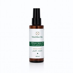 Może przedstawiać: Brązowa szklana butelka z rozpylaczem do dyfuzora z czarną dyszą. Etykieta głosi "MusMus Bio" i "White Musk". Butelka zawiera 100 ml produktu.