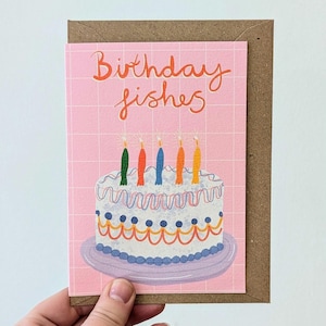 Carte d'anniversaire de poissons. Gâteau d'anniversaire illustré avec de jolies bougies poisson. Joyeux anniversaire