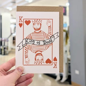 Fête des pères du roi des pères. Carte de voeux illustrée au format A6.  Illustration dessinée à la main pour papa. Papier et enveloppes recyclés