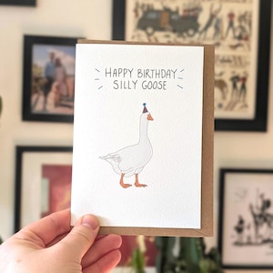 Carte d'oie idiote de joyeux anniversaire. Carte de voeux illustrée au format A6.  Carte de voeux d'oie illustrée dessinée à la main. Papier et enveloppes recyclés.