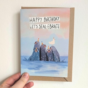 Carte d'anniversaire scellée. Let's Seal-ebrate ! Carte d'anniversaire pour amoureux des animaux. Troupeau illustré de phoques fêtards mignons