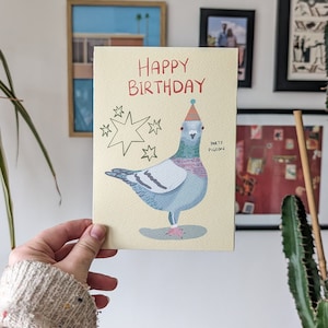 Carte d'anniversaire de pigeon de fête. Carte d'anniversaire pour amateur d'oiseaux. Pigeon illustré