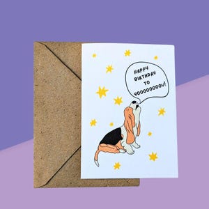 Joyeux anniversaire à ta carte. Carte illustrée pour amoureux des chiens avec un mignon beagle envoyant des voeux d'anniversaire. Carte A6 et enveloppe