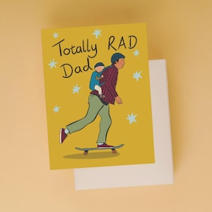 Joyeuse fête des pères, papa totalement radieux. Carte de voeux pour papa et bébé illustrée de skateboard. Papier et enveloppes recyclés