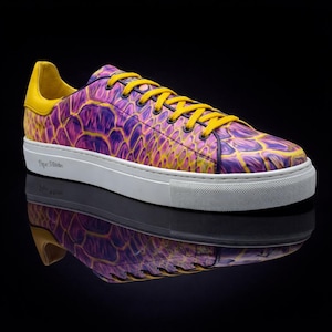 Sneaker in Fantasiepythondruck