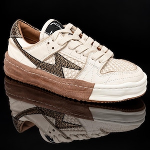 Zapatillas color crema con detalles dorados
