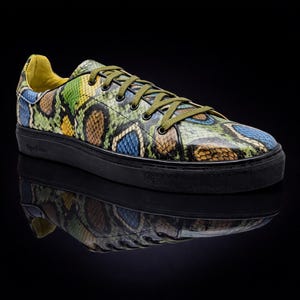 Sneaker in Fantasiepythondruck