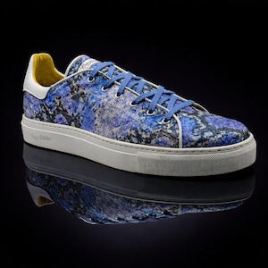 Blau weißer Sneaker mit Pythondruck