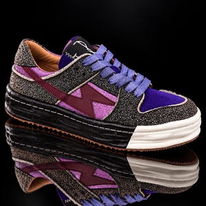 Lila Sneaker im Streetstyle
