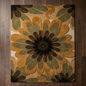 Puede incluir: Una alfombra rectangular con un gran dise&ntilde;o floral. La alfombra presenta una flor central en tonos marrones, dorados y verdes, sobre un fondo crema. Los p&eacute;talos de la flor est&aacute;n en relieve, creando un efecto texturizado. La alfombra est&aacute; colocada sobre un suelo de madera oscura.