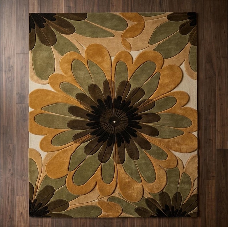 Puede incluir: Una alfombra rectangular con un gran dise&ntilde;o floral. La alfombra presenta una flor central en tonos marrones, dorados y verdes, sobre un fondo crema. Los p&eacute;talos de la flor est&aacute;n en relieve, creando un efecto texturizado. La alfombra est&aacute; colocada sobre un suelo de madera oscura.
