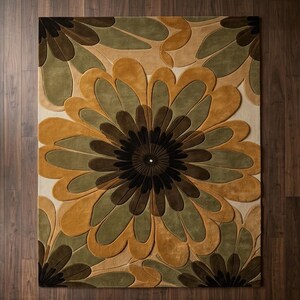 Puede incluir: Una alfombra rectangular con un gran dise&ntilde;o floral. La alfombra presenta una flor central en tonos marrones, dorados y verdes, con un fondo color crema. El dise&ntilde;o de la alfombra es un patr&oacute;n floral estilizado y de gran tama&ntilde;o.