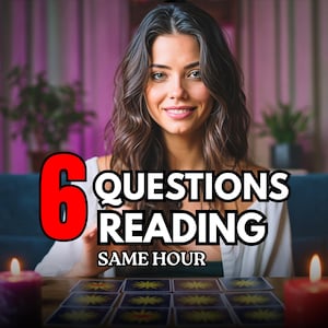 Peut inclure: Une femme sourit devant une table avec des cartes de tarot. L'image contient le texte "6 QUESTIONS READING SAME HOUR" en blanc et rouge. Deux bougies allumées encadrent la table.