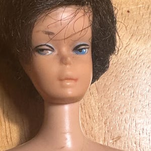 Vintage 1963 Brunette bubble cut Midge Barbie doll