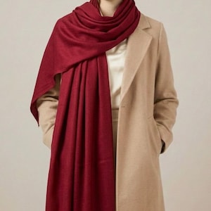 Chal de lana fina color burdeos para mujer, chal de invierno suave y ligero, bufanda elegante y minimalista, regalo de lujo para ella.