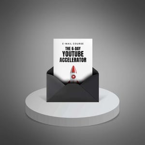 Puede incluir: Una tarjeta blanca con el texto "E-MAIL COURSE THE 6-DAY YOUTUBE ACCELERATOR" y una ilustración de cohete se muestra en un sobre negro. El sobre descansa sobre una plataforma blanca y circular sobre un fondo gris.