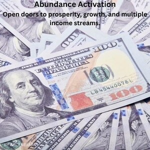 Pu&ograve; includere: Primo piano di diverse banconote da cento dollari statunitensi. Le banconote sono disposte a ventaglio, con il ritratto di Benjamin Franklin visibile. Il testo in alto recita "Abundance Activation" e "Open doors to prosperity, growth, and multiple income streams."