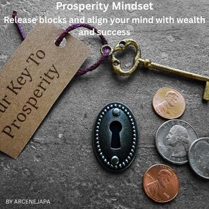 Pu&ograve; includere: Immagine con il testo "Prosperity Mindset" e "Your Key To Prosperity". Presenta una chiave vintage, una serratura e delle monete. La chiave &egrave; color oro e la serratura &egrave; scura con un bordo perlato. Le monete sono valuta statunitense.