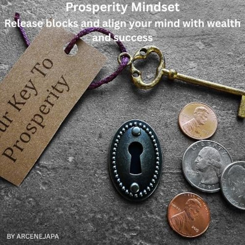 Pu&ograve; includere: Immagine con il testo "Prosperity Mindset" e "Your Key To Prosperity". Presenta una chiave vintage, una serratura e delle monete. La chiave &egrave; color oro e la serratura &egrave; scura con un bordo perlato. Le monete sono valuta statunitense.