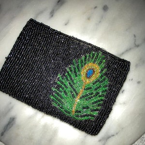 Bolso de mano vintage con cuentas de pavo real y forro de satén, década de 1930 y 1950