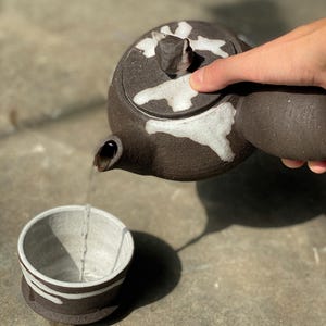 Tetera de gres negro hecha a mano con diseño inspirado en Wabi-Sabi