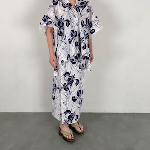 Yukata-style setup with no dressing required.This is a one-of-a-kind item
