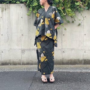 Yukata-style setup with no dressing required.This is a one-of-a-kind item