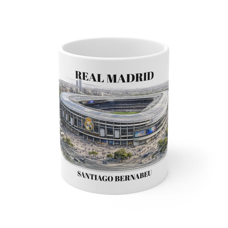 Pu&ograve; includere: Una tazza in ceramica bianca con un'illustrazione aerea dettagliata dello stadio Santiago Bernab&eacute;u. Il testo REAL MADRID &egrave; stampato in nero sopra lo stadio, e SANTIAGO BERNABEU &egrave; stampato in nero sotto l'immagine dello stadio.