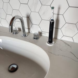 Stojak/uchwyt na szczoteczkę elektryczną Oral-B z tacką ociekową – DRUKOWANY W 3D